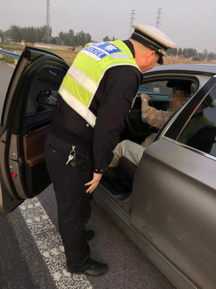 女子驾车途中突发脑梗 高速交警急赶公里送医 腾讯新闻