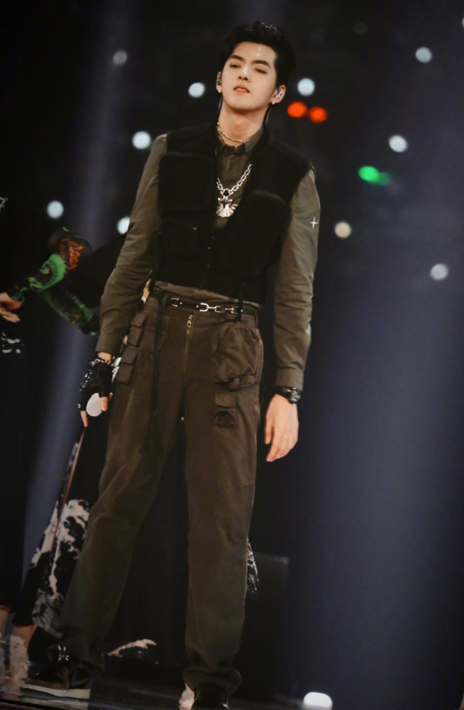 胖着玩玩的吴亦凡,首次穿"防弹背心",帅回了exo时期的样子