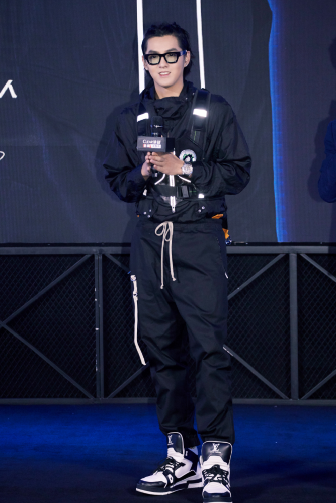 胖着玩玩的吴亦凡,首次穿"防弹背心",帅回了exo时期的样子