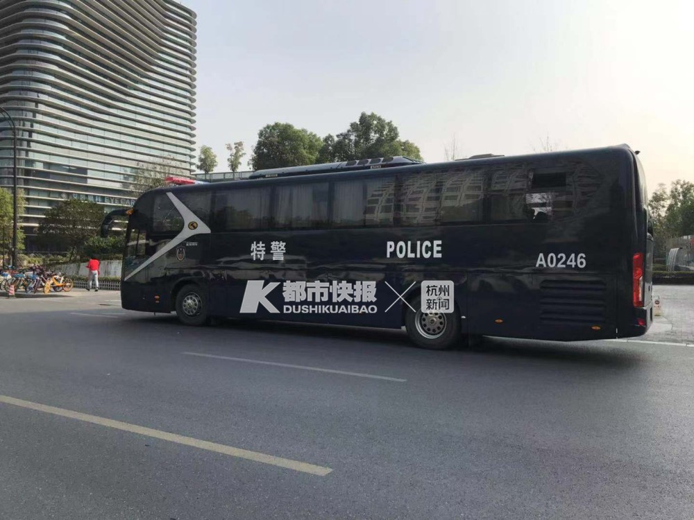 51信用卡杭州总部今天被警方调查,多名员工被带走!港股股价大跌34%