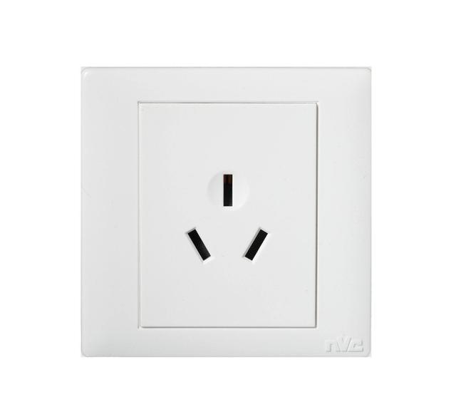 三孔插座上的三孔,和五孔插座上面的三孔是不一样的——尺寸不一样.