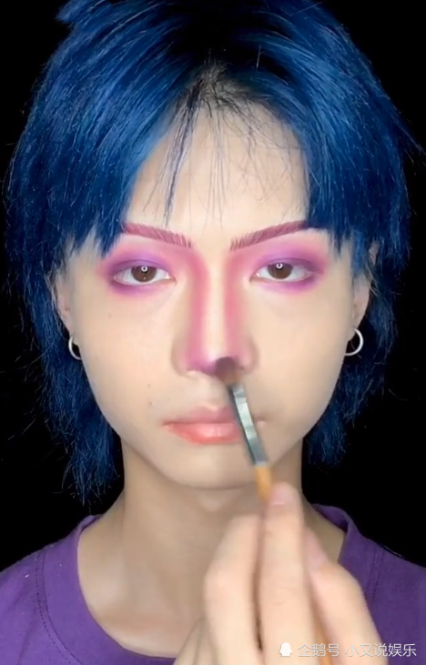 小哥哥在脸上画"微醺星辰妆",开头:素颜真丑,结局:我有点醉