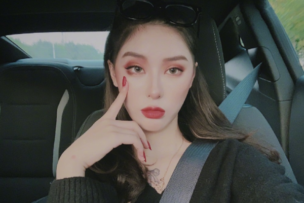 杨馥宇一改往日成熟风格,当她换上"婚纱"亮相时,这也太唯美了