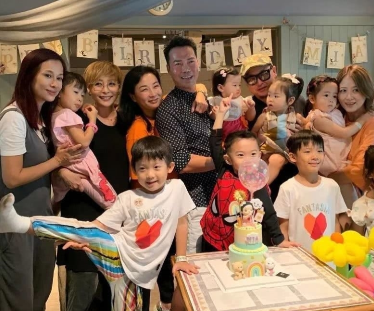 谢天华晒一家三口游玩照,52岁谢天华有儿有女好幸福