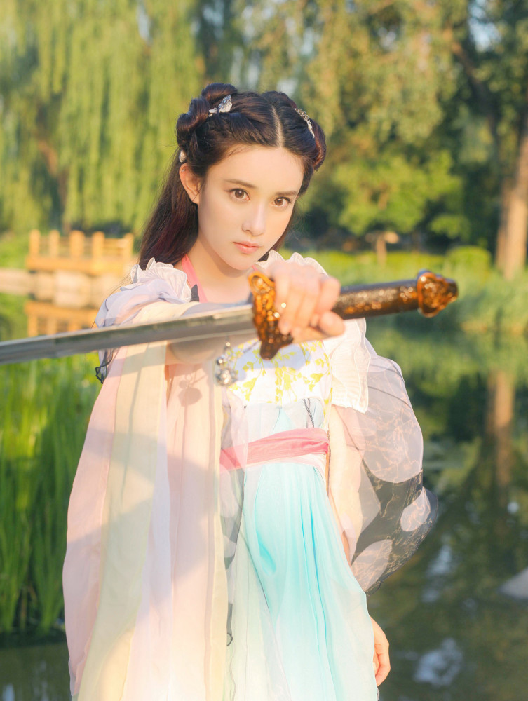 李艺彤《十国千娇》上马了,李姐襦裙好仙,汪卓成大帝之姿上线_腾讯新
