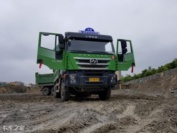 红岩杰狮c500渣土车:别看我排量小,工地上干重活不服来比一比