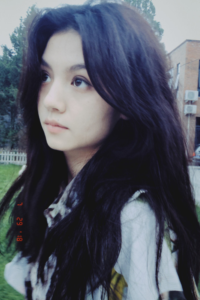 麦子,天生的一张高级脸外加颀长不失性感的绝佳身材,本名孟甜甜的她谁