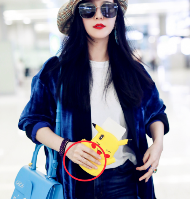 昨天的机场照,比起复出后的光彩照人美颜盛世,抢镜的还是范冰冰的戒指