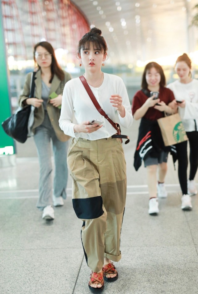 她11岁大红后赴美读书,今穿酒红色披巾戴贝雷帽,娇小又甜美