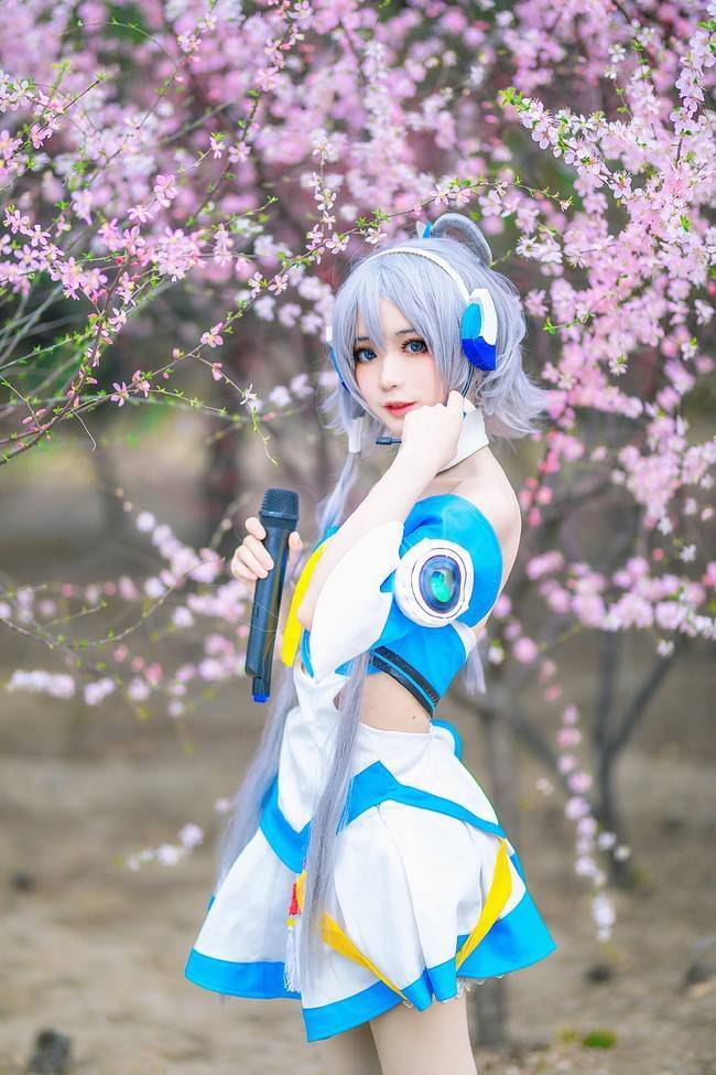 洛天依公式服cos正片 cn:花柒