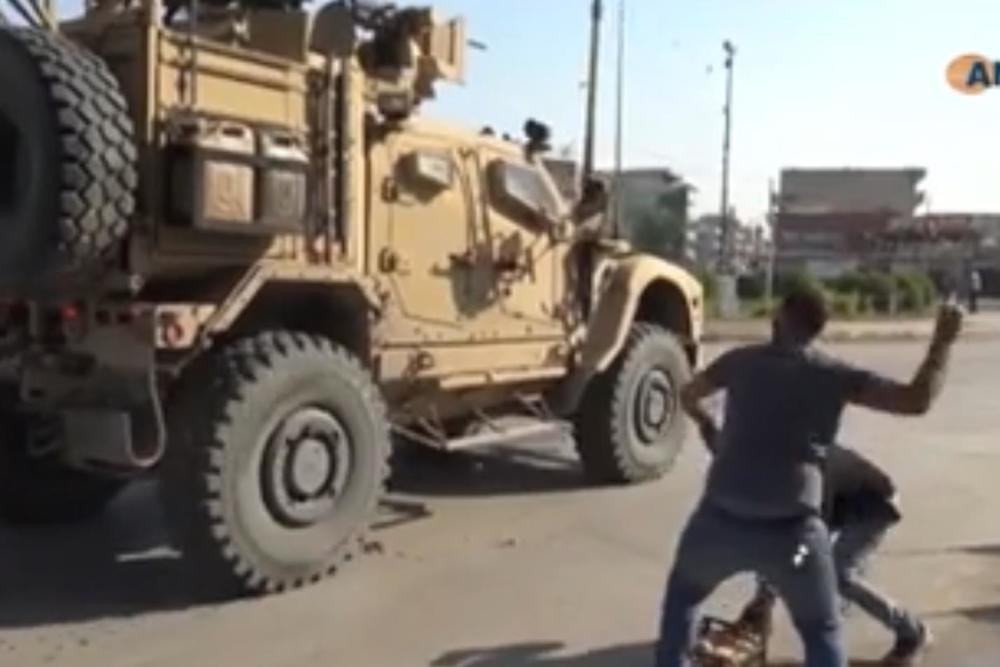 驻叙美军撤离 库尔德民众向美军车辆扔土豆 骗子 像老鼠一样 腾讯新闻