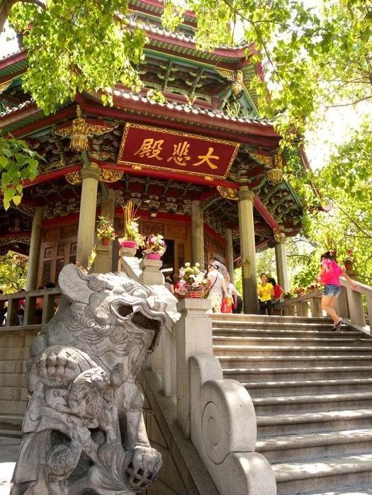 一般拜弥勒佛主要是求福求财 大雄宝殿供奉着西方三圣 大悲殿内奉祀