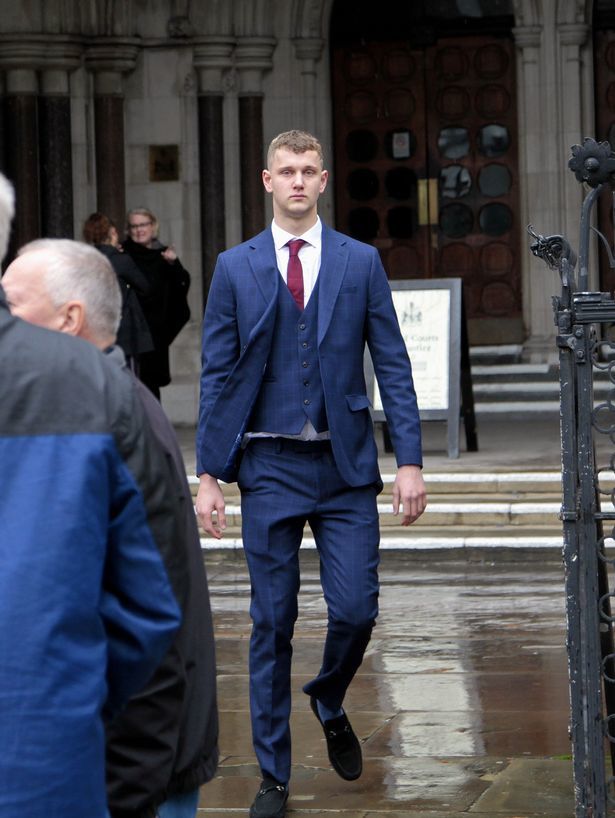 英国青年徒手攀上欧洲最高大厦被关进监狱律师却说他值得称赞