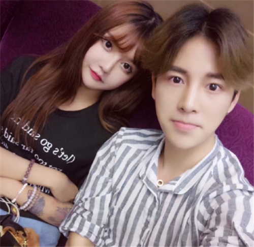 韩安冉每年都和曹司令合影,感谢遇见和陪伴,小猪先生不生气吗