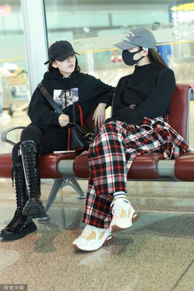 林允宋祖儿一同素颜现身,机场贴耳讲悄悄话都是高颜值