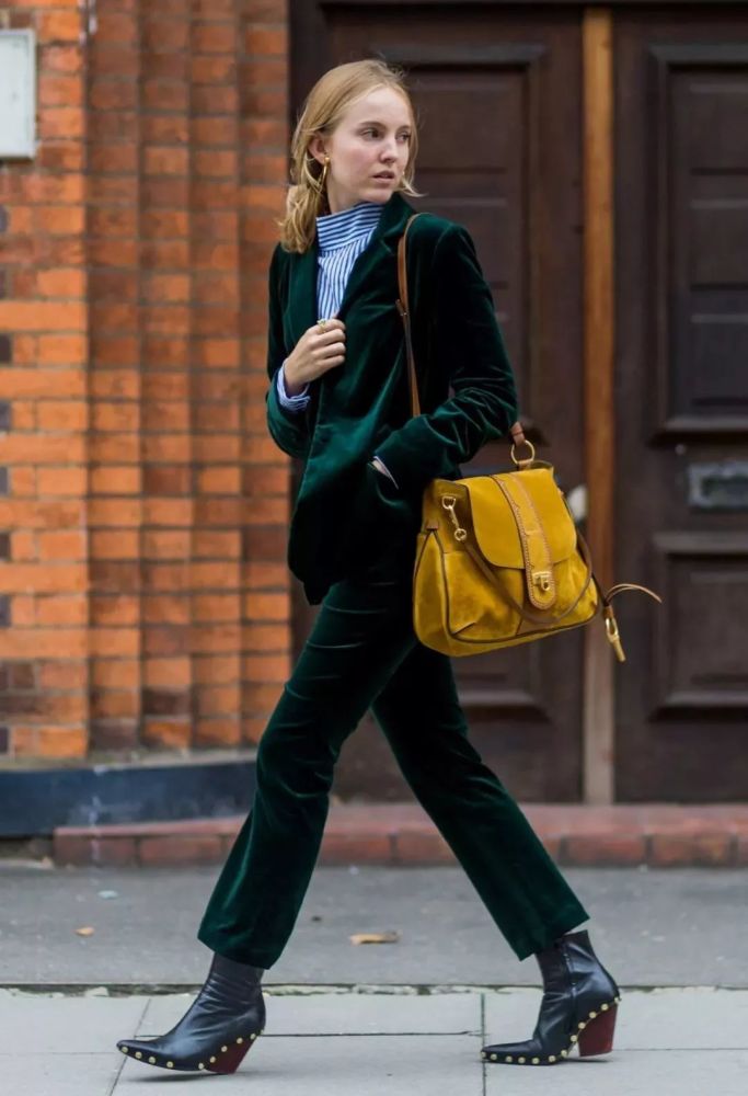 其实丝绒套装不能再简单了,内搭一件同色系的亮色,就能瞬间明亮起来!