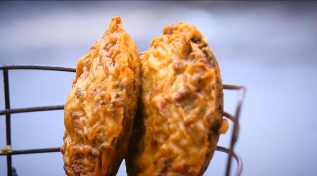 老板在恩施女儿城卖油香儿,皮脆肉鲜,最多一天