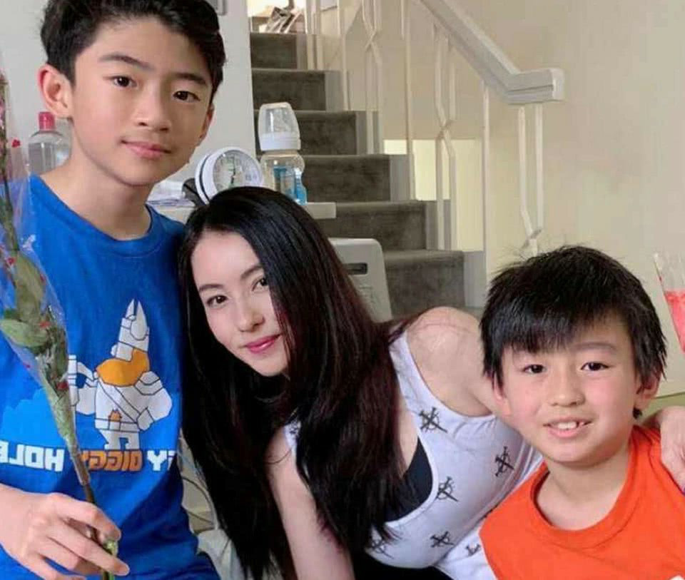 再看小q,当年的他还是跟随在妈妈身边的小婴儿,不过如今等他长大后