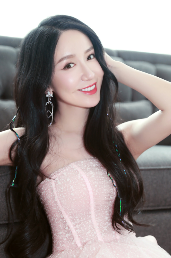 有情人终成眷属的胡一菲,打扮得越来越少女了,这谁顶得住啊?