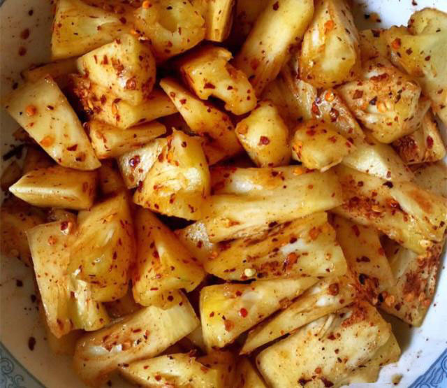 二,菠萝蘸盐 很多吃菠萝的朋友都没想到,菠萝是一种水果,怎么可以蘸盐