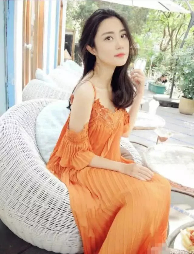 孔瑶竹和姐姐孔燕松是一对网红姐妹花,两个人在2009年就走红了,还被称