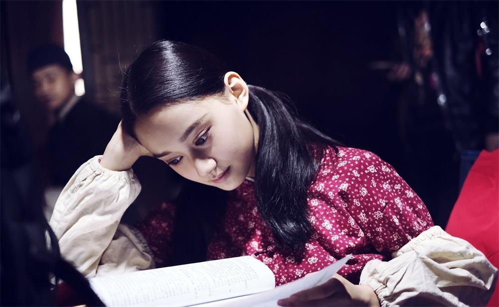 而从《光荣时代》中夏梦的表现来看,虽然带着遮不住的青涩感,但是胜在