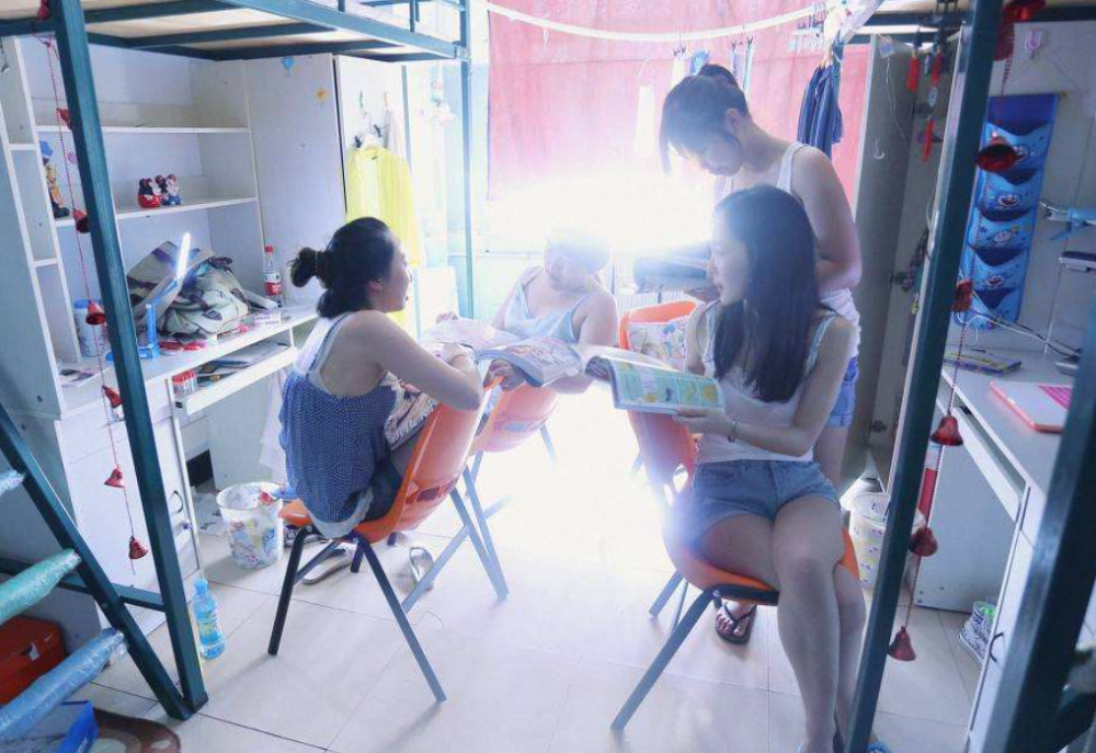 女大学生回到宿舍会做些什么呢看到这些超越你的脑洞