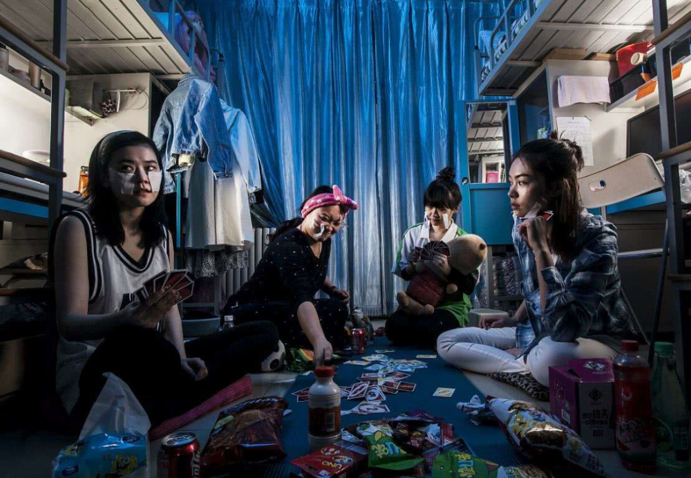 女大学生回到宿舍会做些什么呢?看到这些超越你的脑洞