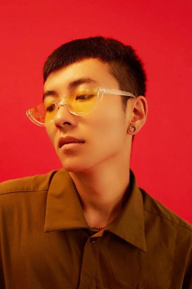 王北车坐在行李箱上让助理拉着走这是怕别人认不出来你是明星吗