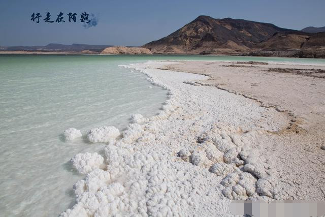 还有很多白色的盐块晶体,因为它也是世界上最咸的天然湖泊,它的含盐量