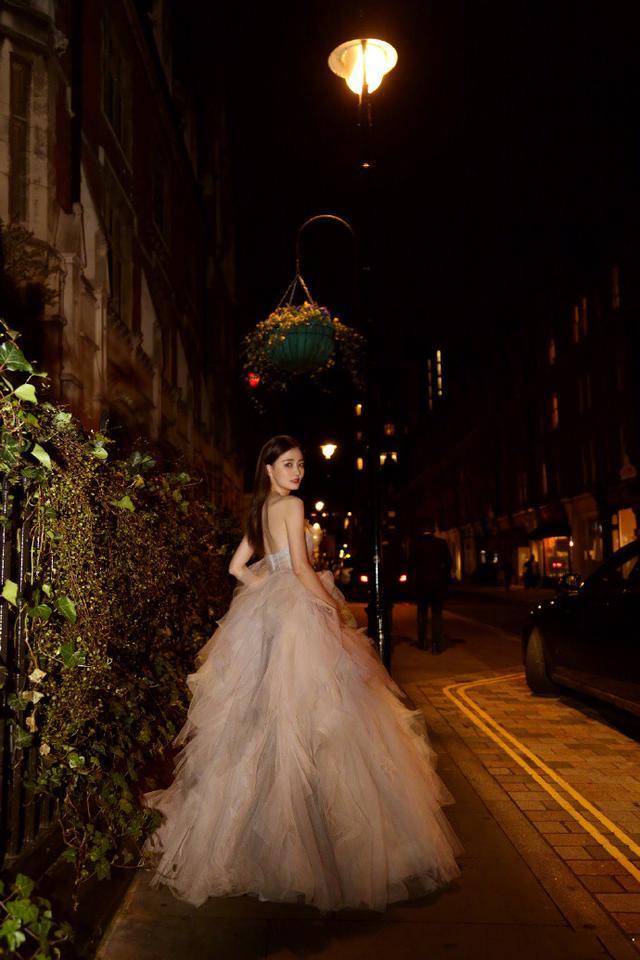 徐璐恋爱后愈发豪气,2套婚纱造型亮相顶奢品牌活动,风头抢尽