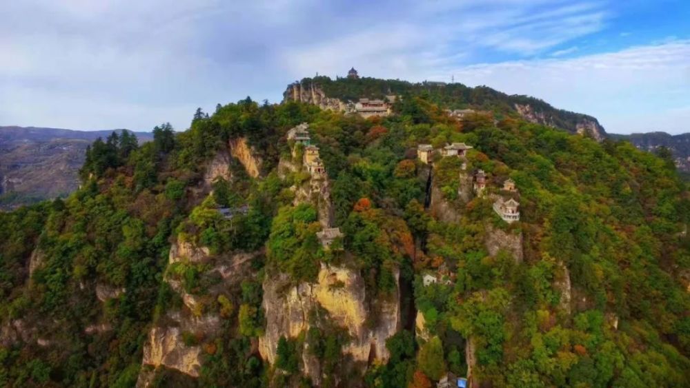 你可以乘坐崆峒山客運索道欣賞層林盡染峰巒疊嶂的崆峒山秋景.