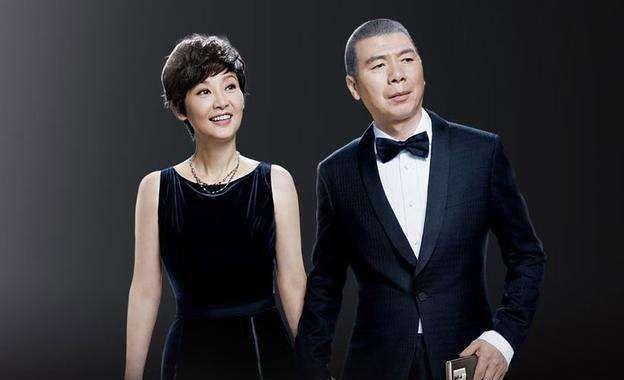 冯小刚|偶遇冯小刚夫妇排队买小吃，网友惊讶：这么大的导演晚餐就吃个煎饼果子