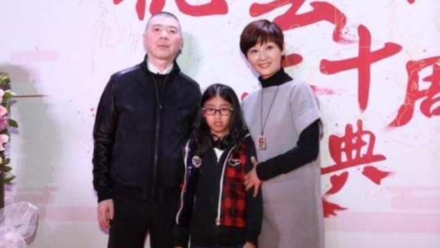 冯小刚|偶遇冯小刚夫妇排队买小吃，网友惊讶：这么大的导演晚餐就吃个煎饼果子