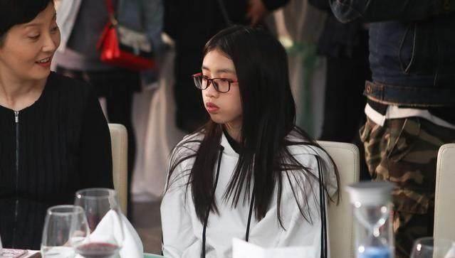 冯小刚|偶遇冯小刚夫妇排队买小吃，网友惊讶：这么大的导演晚餐就吃个煎饼果子