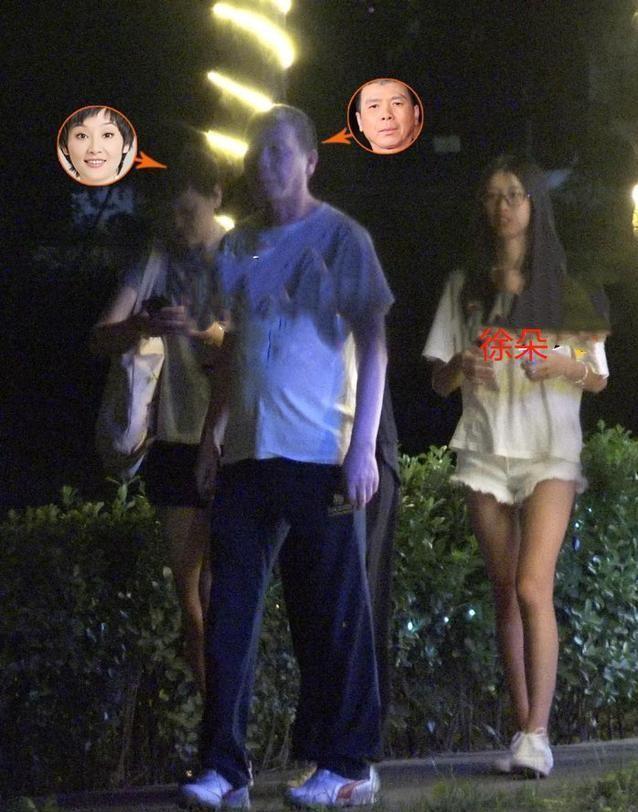 冯小刚|偶遇冯小刚夫妇排队买小吃，网友惊讶：这么大的导演晚餐就吃个煎饼果子