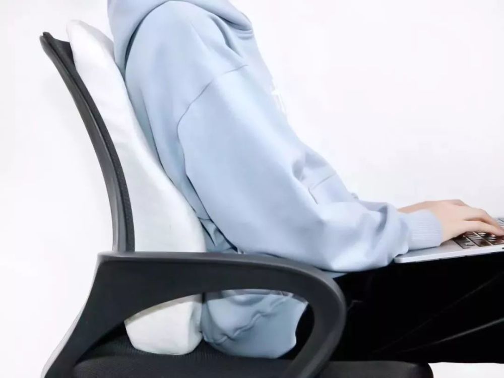 问过医生朋友才明白,通过科学的方法纠正坐姿,缓解腰背压力才是王道.