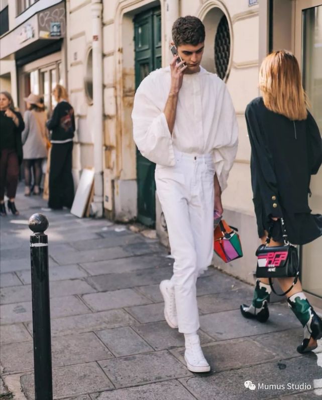 搜了搜巴黎时装周秀场外的街拍图,发现好多男士背loewe,特别是puzzle