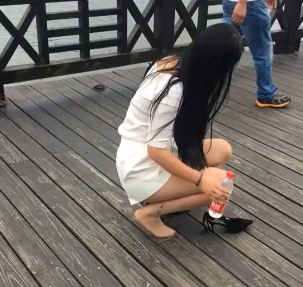 搞笑gif趣图:小姐姐跳舞秀身材,泥潭也能当舞台!