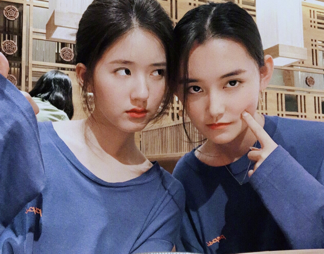 有种"塑料姐妹"叫蒋依依赵露思,一张合影都耍心机,我也是醉了