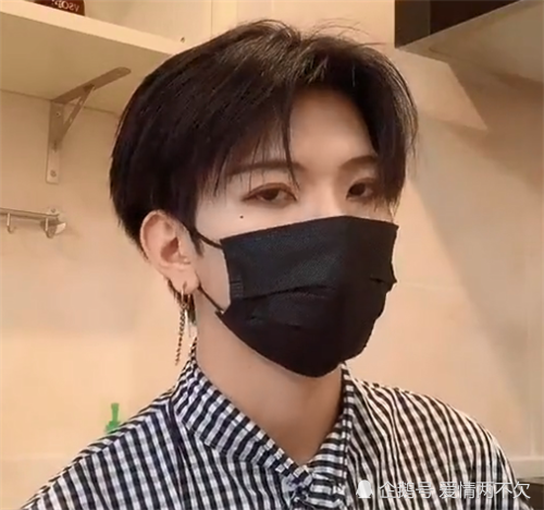 七鹤总戴口罩是对长相不自信?为证明颜值,出镜时把刘海扎起来