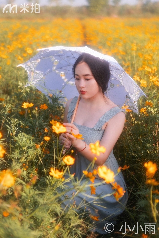 小小雨少女與花