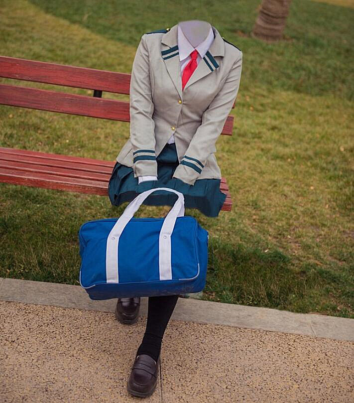 初中生cos"叶隐",只能看见校服在跑,这是怎么做到的?