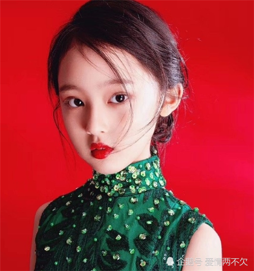 我们的少年时代2年后果果长大了穿墨绿色旗袍摆拍好有气质