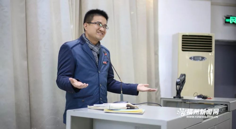 台上,陈东妙语连珠,台下,学生若有所思,教学在一片掌声中进行.