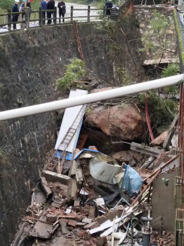 巨石滚落 | 图源网络