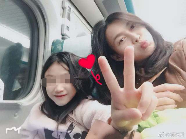 信女儿生母张钰凰是个大美女,她回应"弃养",称自己没有做错事