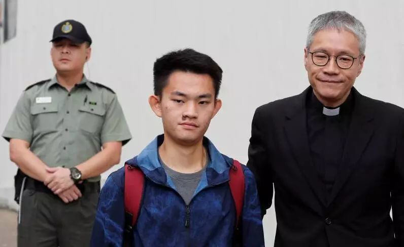 陈同佳今早9时出狱,牧师管浩鸣(右)在门口迎接.图 / 路透