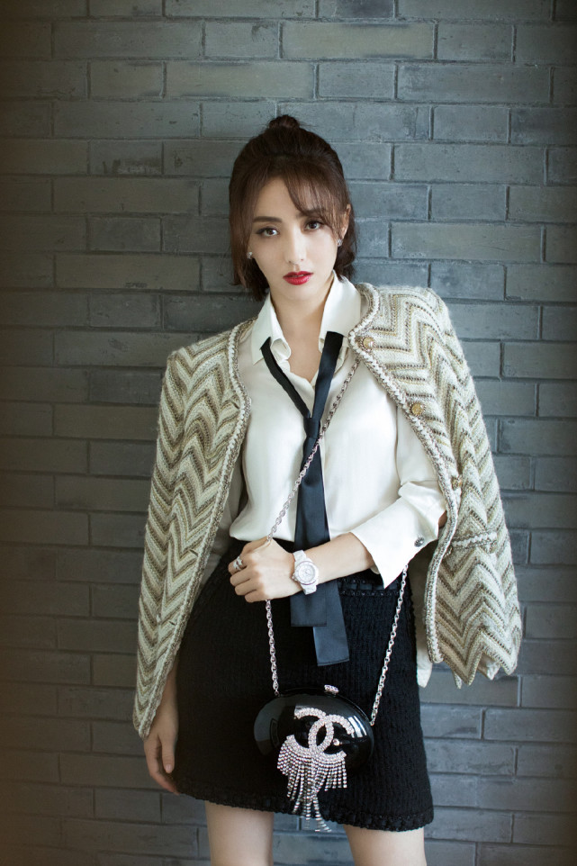 佟丽娅亮片西装超短裤穿得英姿飒爽好撩人秀白皙美腿更吸睛了