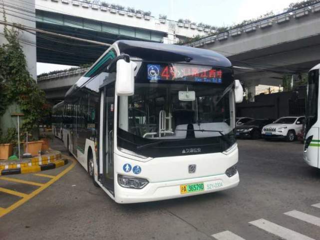 49路上线"白金刚"新车了 车门处踏板可手控下降